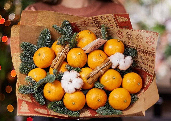 Blumenstrauß aus Mandarinen und Tannenzweigen mit eigenen Händen