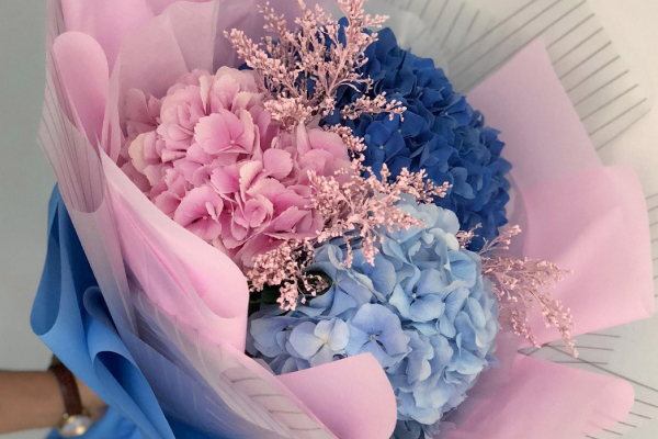Wunderschöne Sträuße aus frischen Blumen. Foto von Rosen, Lilien, Orchideen. Wie macht man