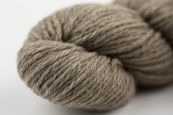 Strickmütze mit Ohrenklappen für Damen. Strickmuster mit Beschreibungen, Fotos