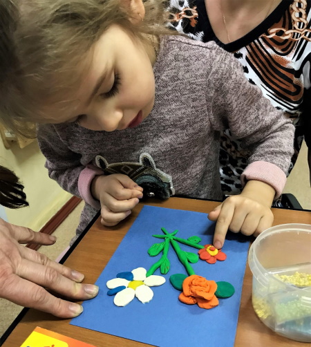 Zeichnen mit Plastilin auf Karton für Kinder
