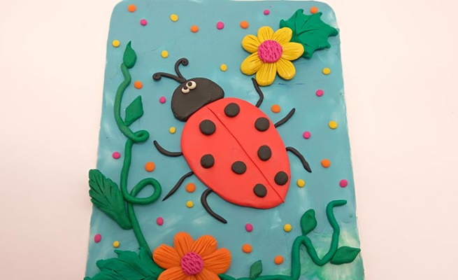 Zeichnen mit Plastilin auf Karton für Kinder