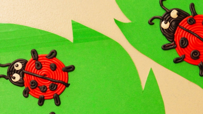 Zeichnen mit Plastilin auf Karton für Kinder