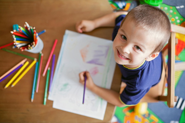 Zeichnen mit Kindern im Alter von 2-3 Jahren im Kindergarten nach dem Landesbildungsstandard
