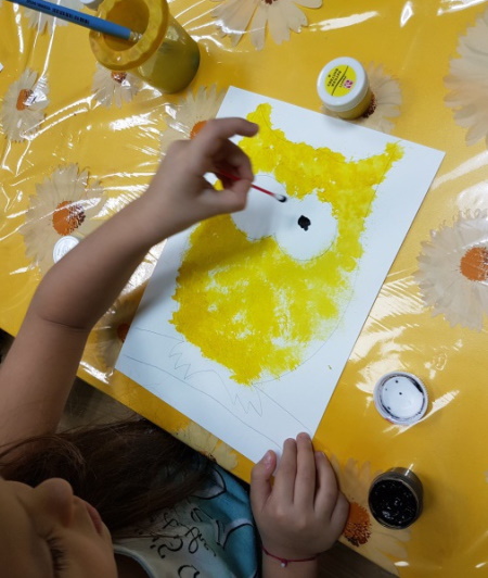 Zeichnen mit Kindern im Alter von 2-3 Jahren im Kindergarten nach dem Landesbildungsstandard