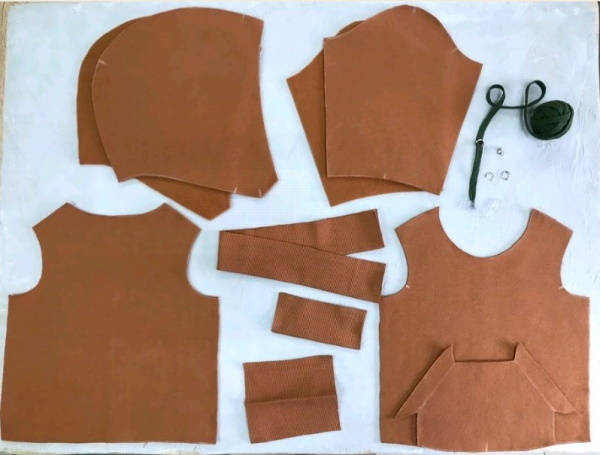 Damen-Sweatshirt. Muster mit Stickerei, Raglanärmel, Kapuze, Druck