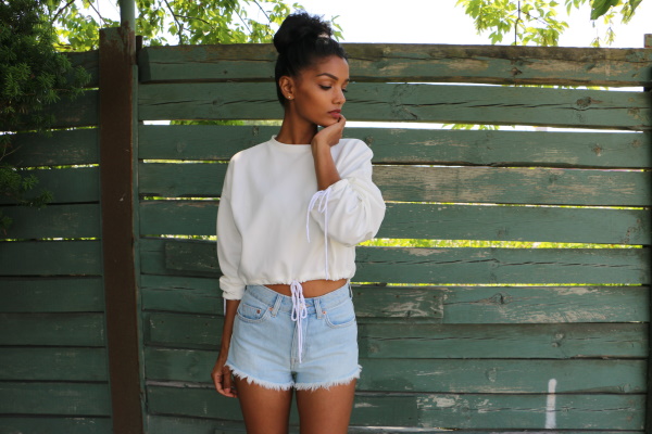 Damen-Sweatshirt. Muster mit Stickerei, Raglanärmel, Kapuze, Druck