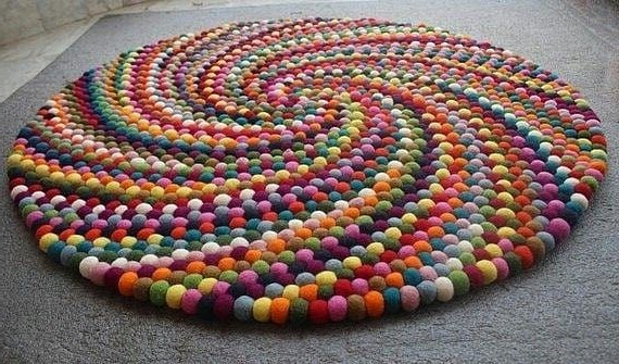 DIY Pom Pom Teppich Schritt für Schritt mit Fotos