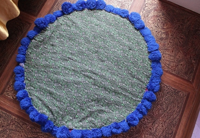 DIY Pom Pom Teppich Schritt für Schritt mit Fotos