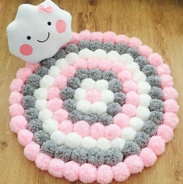 DIY Pom Pom Teppich Schritt für Schritt mit Fotos
