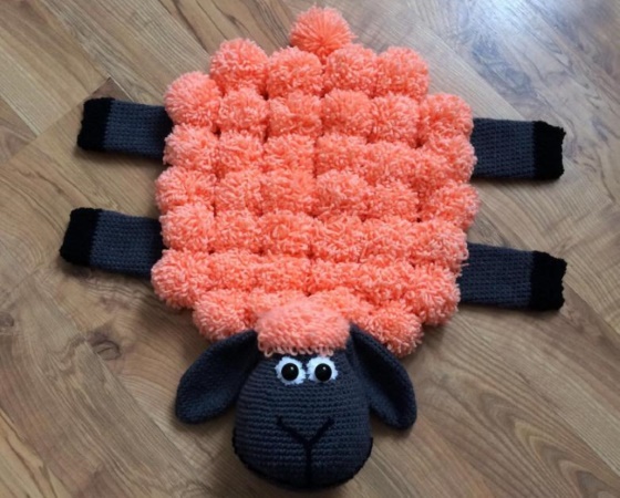 DIY Pom Pom Teppich Schritt für Schritt mit Fotos