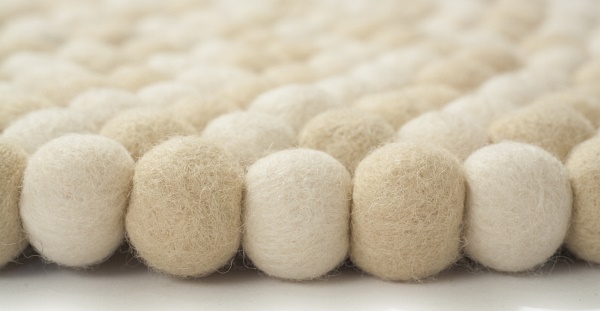 DIY Pom Pom Teppich Schritt für Schritt mit Fotos
