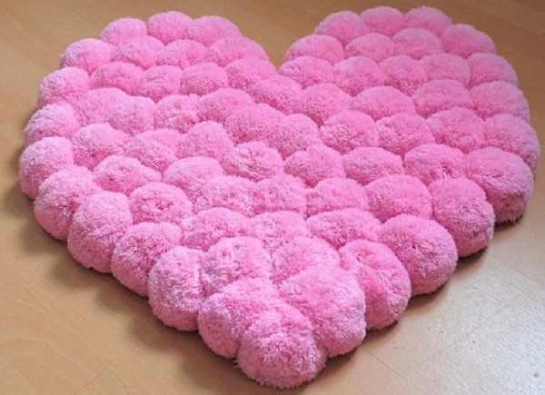 DIY Pom Pom Teppich Schritt für Schritt mit Fotos