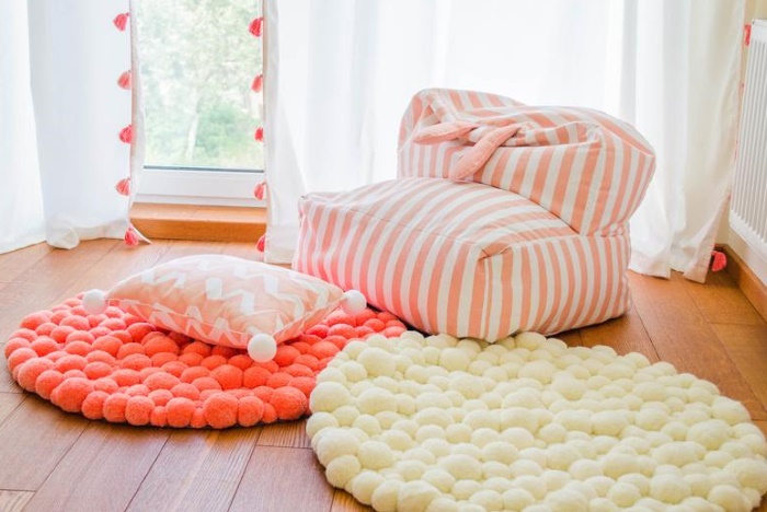 DIY Pom Pom Teppich Schritt für Schritt mit Fotos