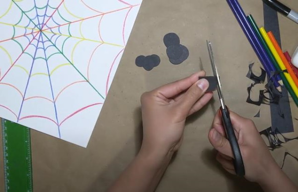 Spinnennetz zeichnen für Kinder mit Bleistift Schritt für Schritt