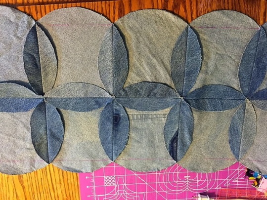 Patchworkdecke aus Denim zum Selbermachen. Meisterklasse