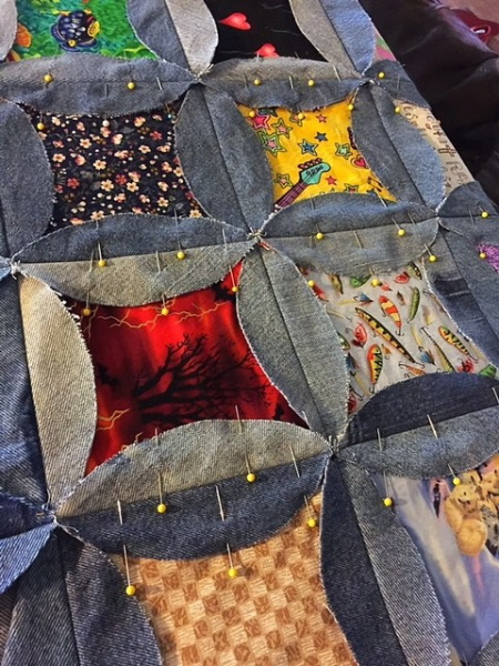 Patchworkdecke aus Denim zum Selbermachen. Meisterklasse