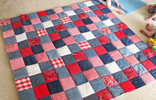 Patchworkdecke aus Denim zum Selbermachen. Meisterklasse