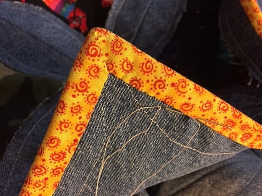Patchworkdecke aus Denim zum Selbermachen. Meisterklasse