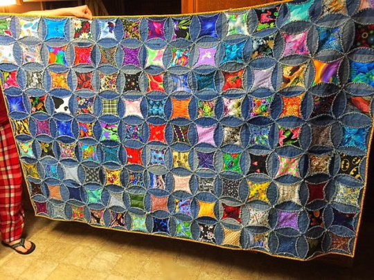 Patchworkdecke aus Denim zum Selbermachen. Meisterklasse