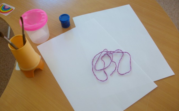 Zeichnen mit Faden und Farben. Wie heißt der Meisterkurs für Kinder?