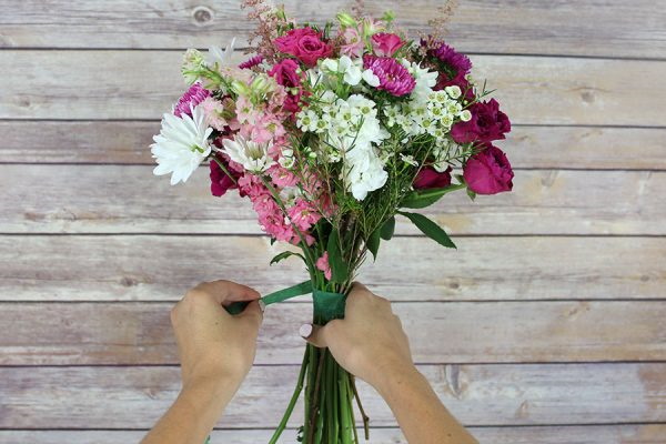 DIY-Brautstrauß aus frischen Blumen. So geht's, Foto
