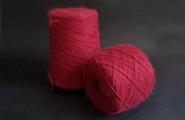 Italienisches Garn zum Handstricken in Spulen, Strängen