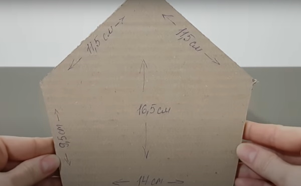 DIY-Hütte auf Hühnerbeinen aus Naturmaterialien