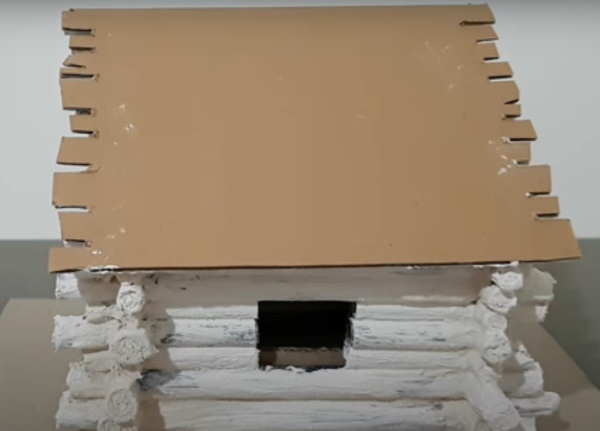 DIY-Hütte auf Hühnerbeinen aus Naturmaterialien