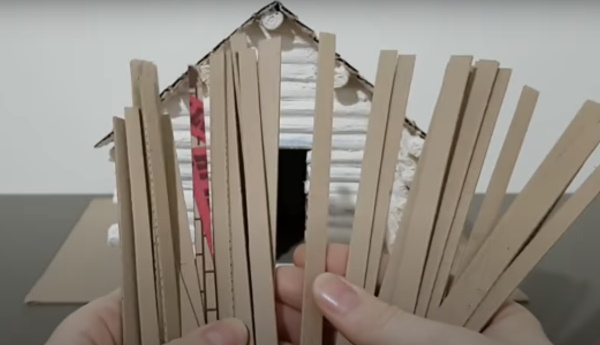 DIY-Hütte auf Hühnerbeinen aus Naturmaterialien