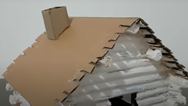 DIY-Hütte auf Hühnerbeinen aus Naturmaterialien