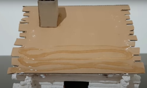DIY-Hütte auf Hühnerbeinen aus Naturmaterialien