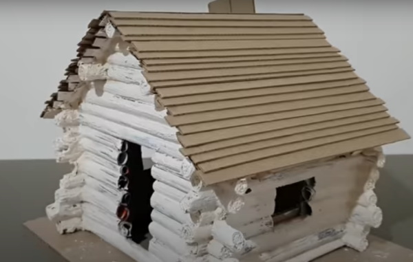 DIY-Hütte auf Hühnerbeinen aus Naturmaterialien