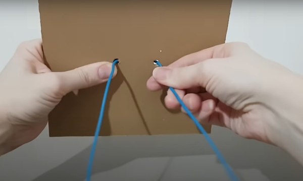 DIY-Hütte auf Hühnerbeinen aus Naturmaterialien