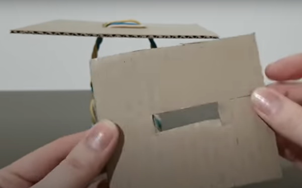 DIY-Hütte auf Hühnerbeinen aus Naturmaterialien