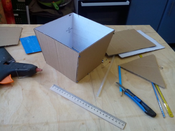 DIY-Hütte auf Hühnerbeinen aus Naturmaterialien