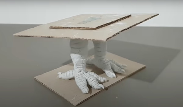 DIY-Hütte auf Hühnerbeinen aus Naturmaterialien