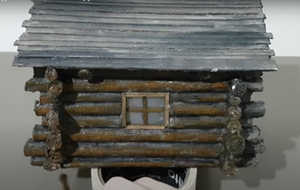 DIY-Hütte auf Hühnerbeinen aus Naturmaterialien