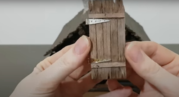 DIY-Hütte auf Hühnerbeinen aus Naturmaterialien