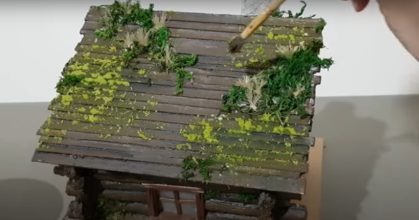 DIY-Hütte auf Hühnerbeinen aus Naturmaterialien
