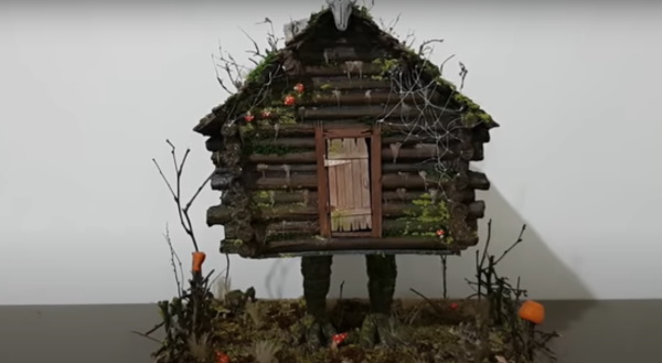 DIY-Hütte auf Hühnerbeinen aus Naturmaterialien