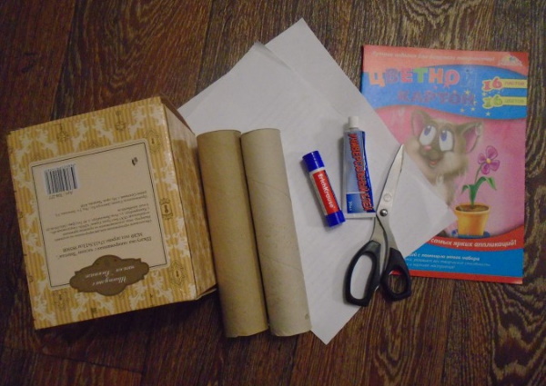 DIY-Hütte auf Hühnerbeinen aus Naturmaterialien