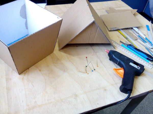 DIY-Hütte auf Hühnerbeinen aus Naturmaterialien