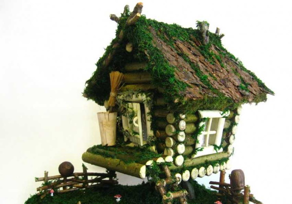 DIY-Hütte auf Hühnerbeinen aus Naturmaterialien