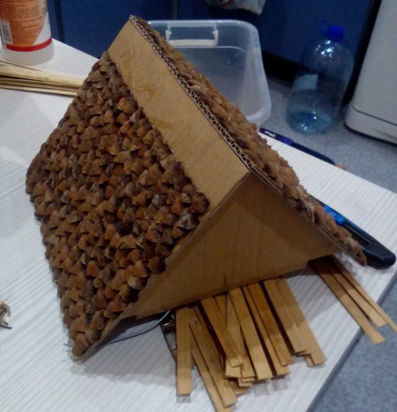 DIY-Hütte auf Hühnerbeinen aus Naturmaterialien