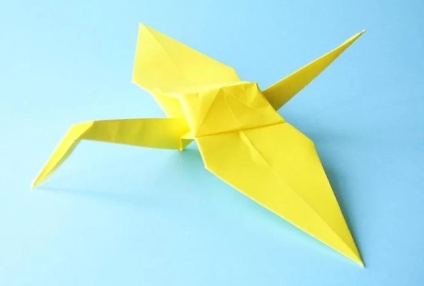 So basteln Sie einen Papierkranich aus Origamipapier