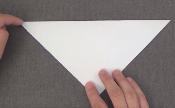 So basteln Sie einen Papierkranich aus Origamipapier