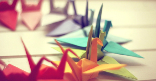 So basteln Sie einen Papierkranich aus Origamipapier