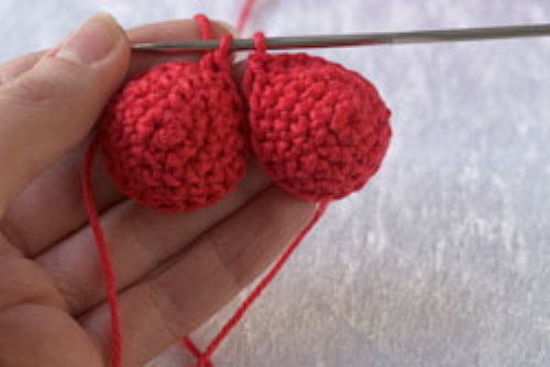 Wie man ein Herz für Anfänger Schritt für Schritt häkelt voluminös, klein, flach