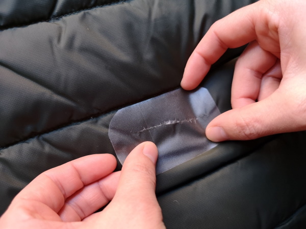So nähen Sie ein Loch ohne Naht an Hosen, Jacken, Jeans, Pullovern und T-Shirts von Hand