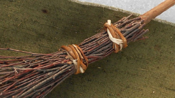DIY-Baba-Jaga-Kostüm für Erwachsene aus Restmaterialien. Foto